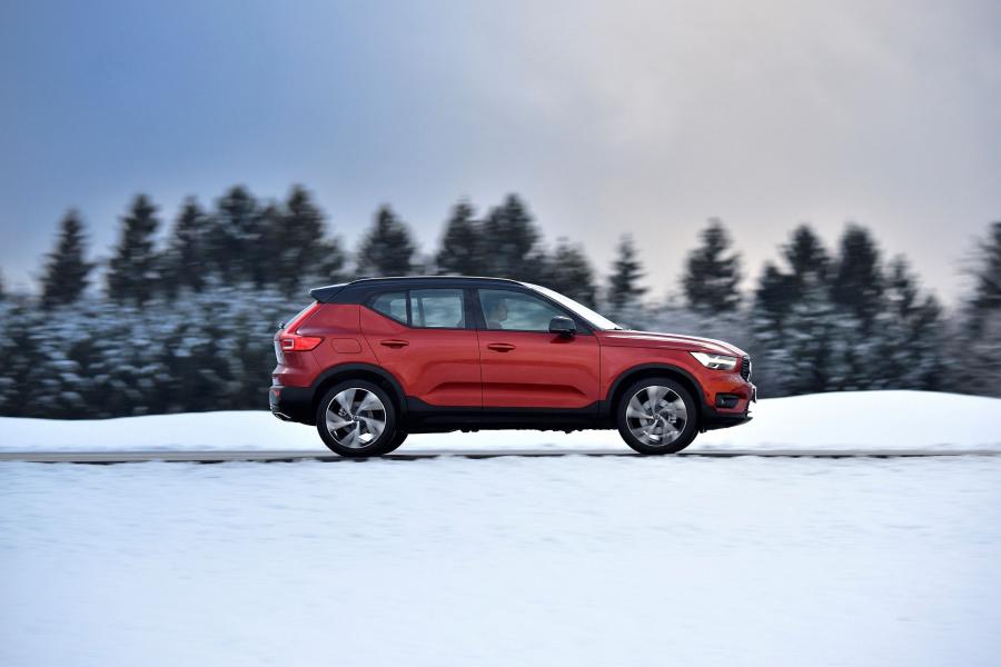  Volvo XC40 D4 R-Design 2017 года  (WW) (фото 4 из 44)
